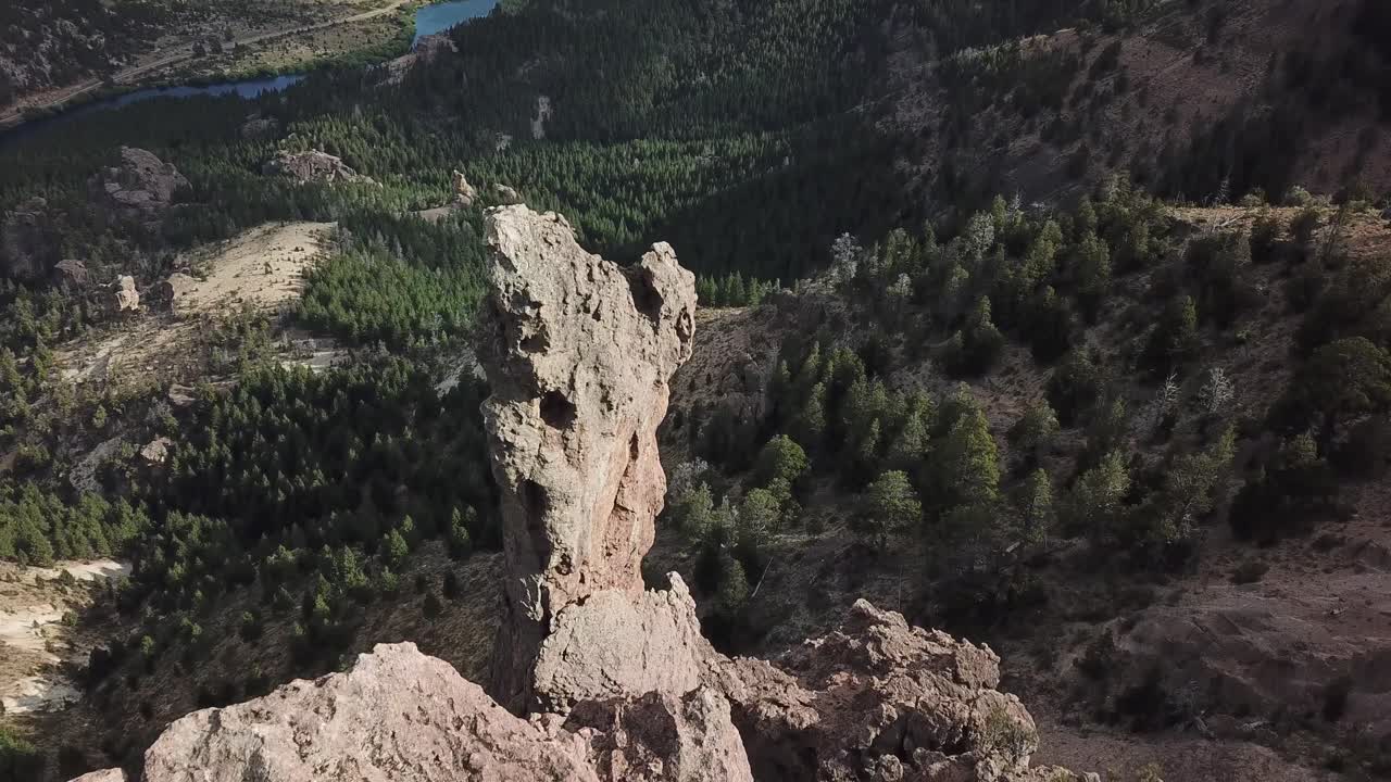 Vista aerea cinematografica con drone di strane formazioni di torri rocciose sopra il canyon del Rio Negro, Argentina