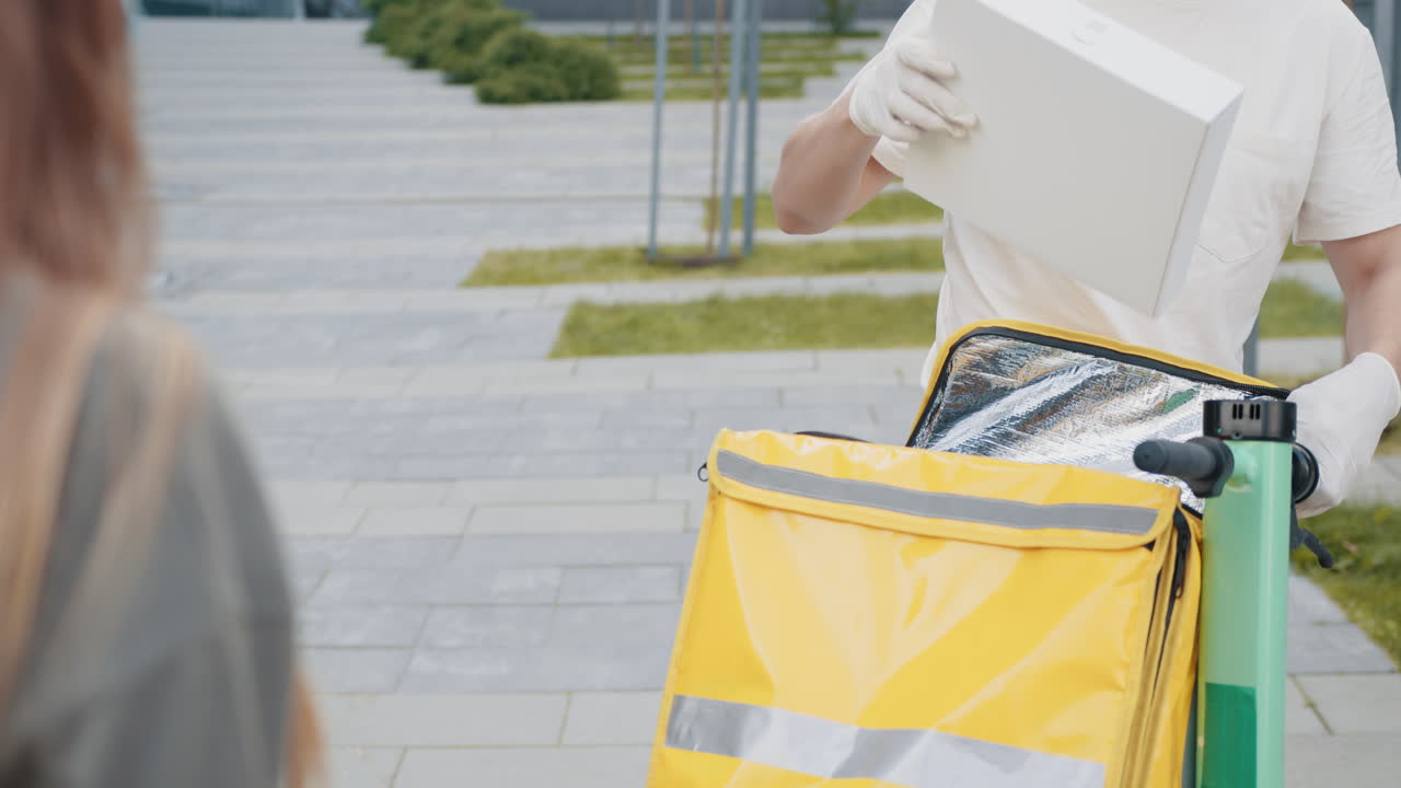 고객에게 음식 배달