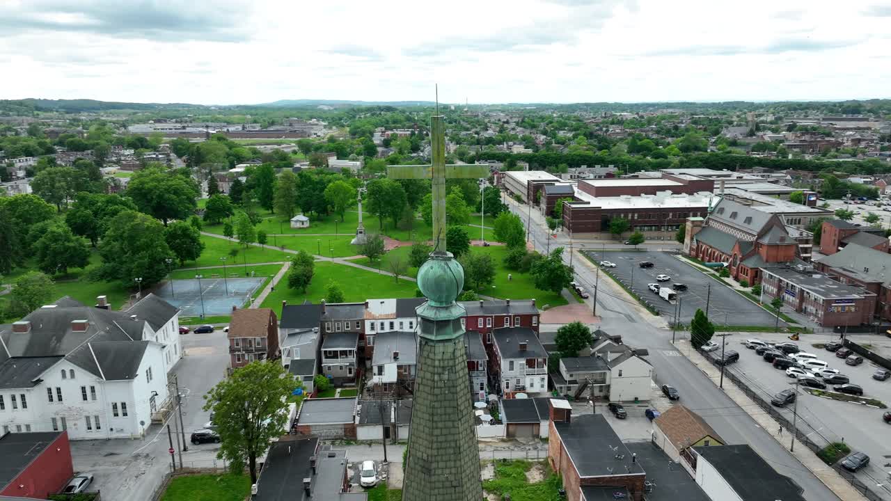 아메리칸 타운의 고대 교회 꼭대기에 있는 십자가