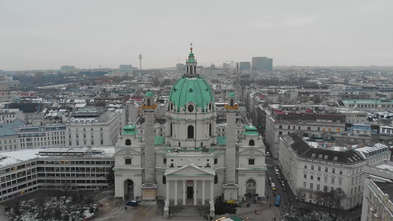 Ripresa aerea di una chiesa a Vienna (Karlsplatz) in inverno