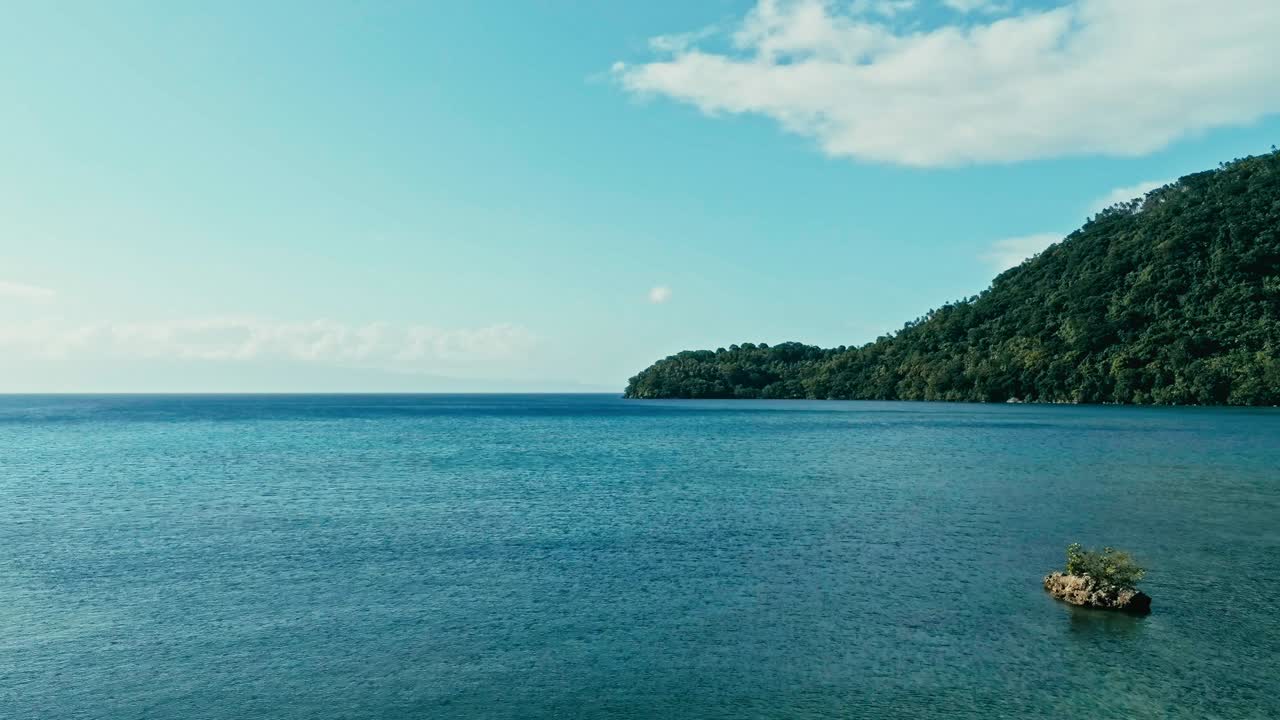 먼 남태평양 섬의 드론 사진, 모래 해변과 아름다운 바다, 바다 풍경, 울창한 열대 우림 정글