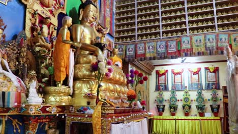 estátua de buda no mosteiro budista vista de dentro de manhã de ângulo diferente vídeo é tirado em manali himachal pradesh índia em 22 de março de 2023