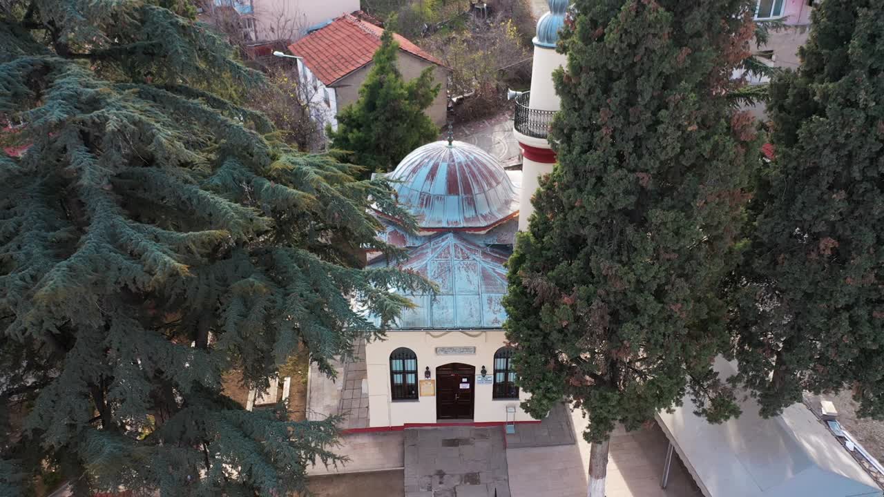 Bilecik'teki Orhan Gazi Camii'nin havadan görünümü. Türkiye'den 4K görüntüler.