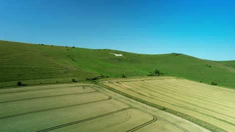 Wiltshire-Caballo-Blanco-Histórico-Icónica-Figura-De-Tiza-Punto-De-Referencia-Vista-Aérea-Empujar-Lentamente-Desde-Una-Vista-Lejana