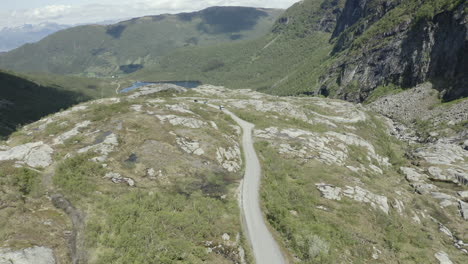 disparo de drones de tres furgonetas conduciendo por una pequeña carretera en noruega