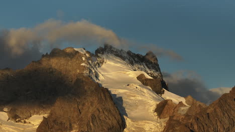 Sonnenaufgang-über-Den-Schneebedeckten-Bergen,-Französische-Alpen,-Oisans-Massiv