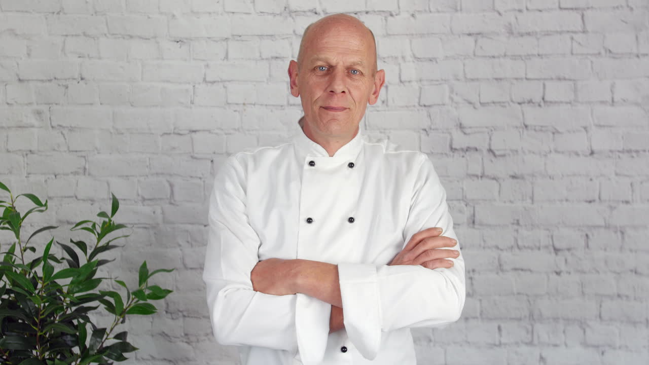 Un ritratto di un capo chef sicuro di sé.