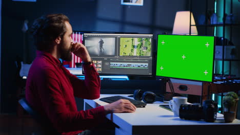 Videoeditor-Analysiert-Die-Filmmontage-Auf-Einem-Greenscreen-Monitor,-Bevor-Er-Die-Farbkorrektur-Bearbeitet