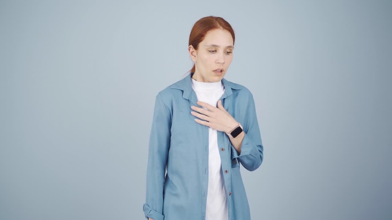 mujer enferma con respiración rápida. la mujer no puede controlar su respiración.