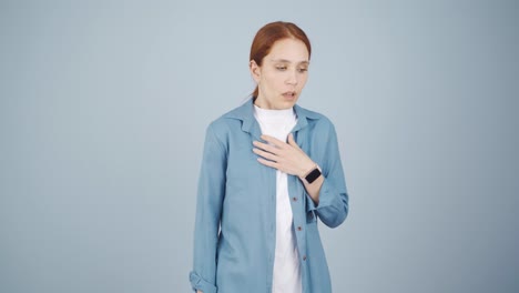 mujer enferma con respiración rápida. la mujer no puede controlar su respiración.
