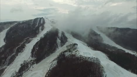 Neblige,-Schneebedeckte-Alpenberge,-Drohnenansicht-Aus-Der-Luft