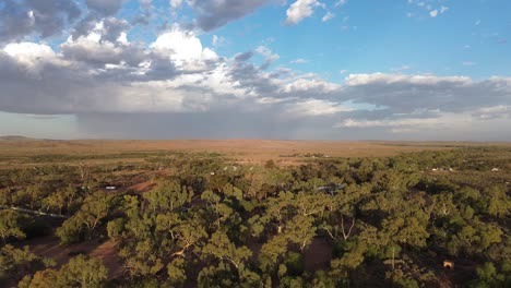 volando hacia atrás sobre el exuberante interior para revelar silverton nueva gales del sur australia con nubes oscuras y tormentosas en el fondo