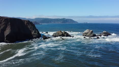 Olas-Del-Océano-De-La-Playa-De-Pacifica-En-La-Arena-Oscura