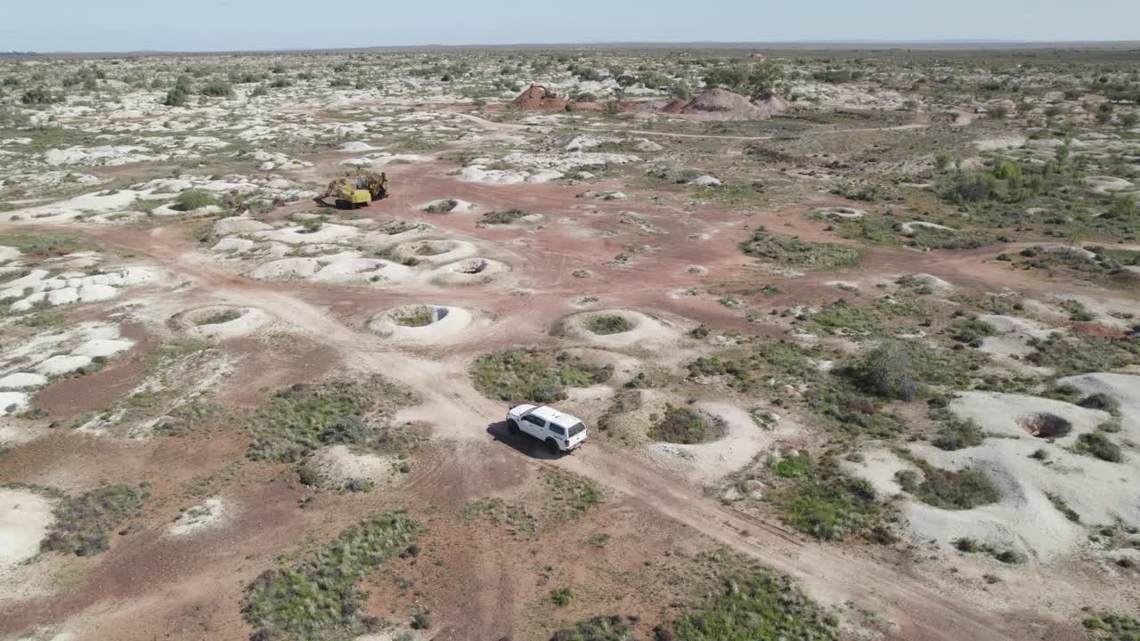화이트 클리프, 뉴 사우스 웨일즈, 호주에서 오팔 필드 위로 공중 비행