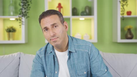 el hombre silencioso se cierra la boca.