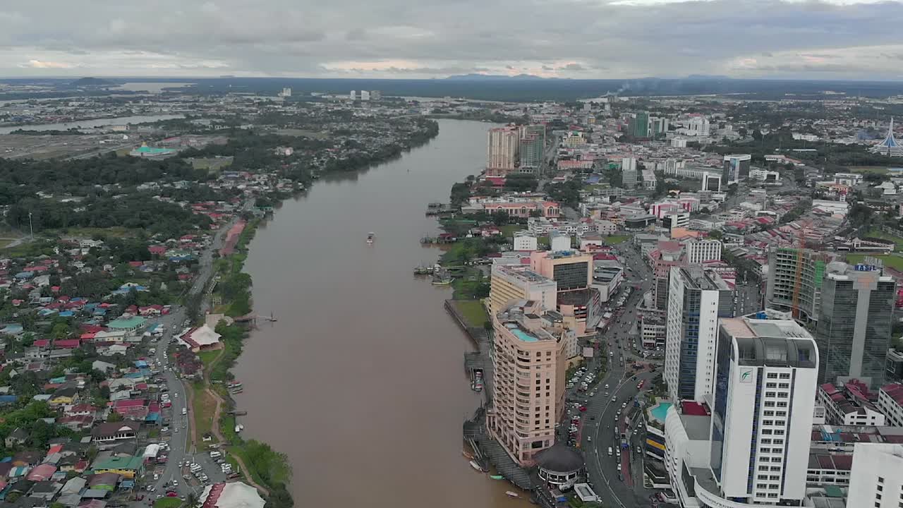 Toàn cảnh thành phố Kuching nhìn từ trên cao với sông Sarawak chia tách các khu dân cư và thương mại.