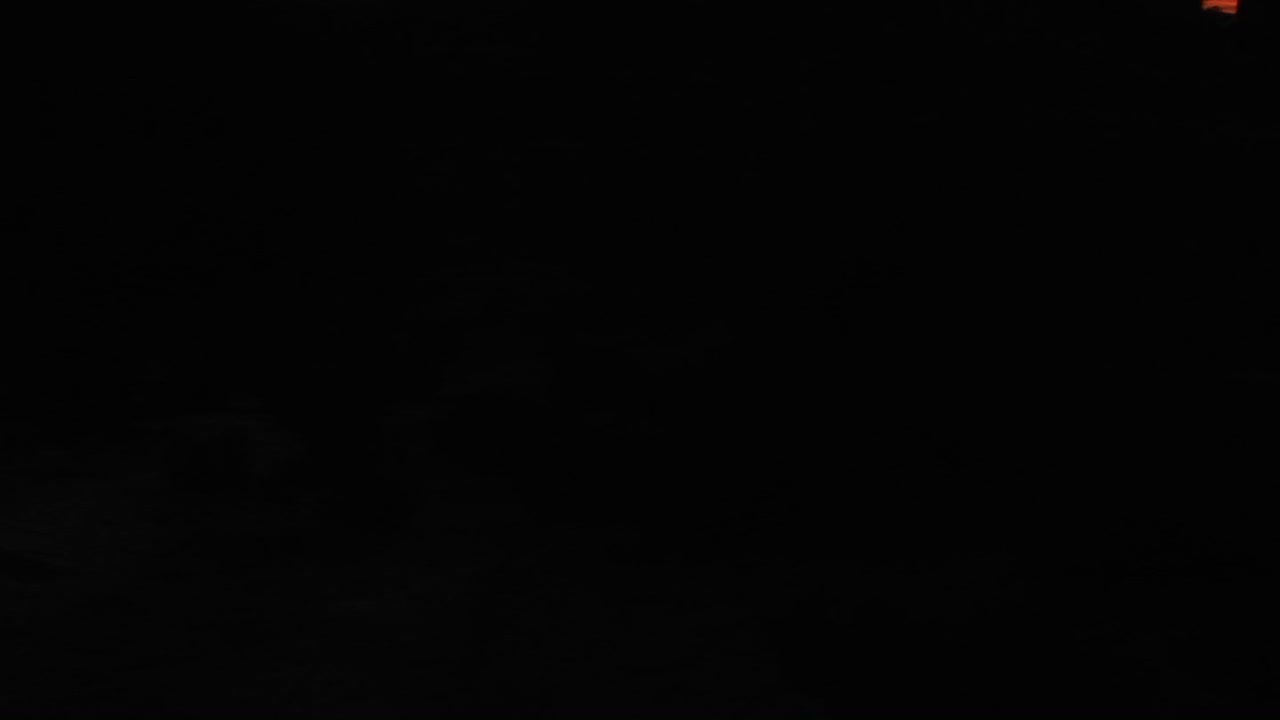 균형잡힌 바위는 아치스 국립공원의 눈부신 하늘을 배경으로 서 있습니다.