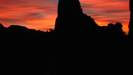 Balanced-Rock-stands-against-a-brilliant-sky-in-Arches-National-Park