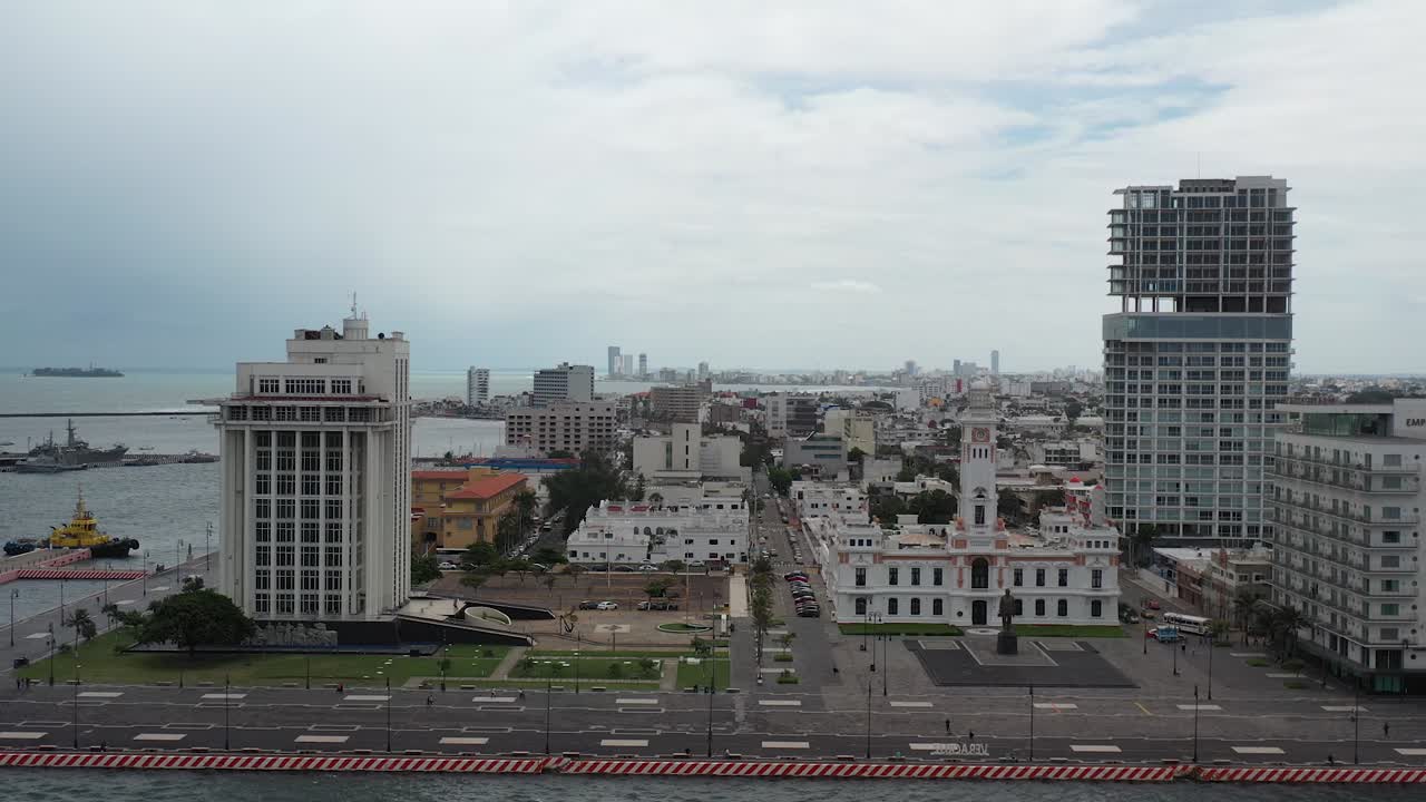 con vistas a la ciudad portuaria de veracruz, con arquitectura histórica en primer plano y modernos rascacielos cerca del mar
