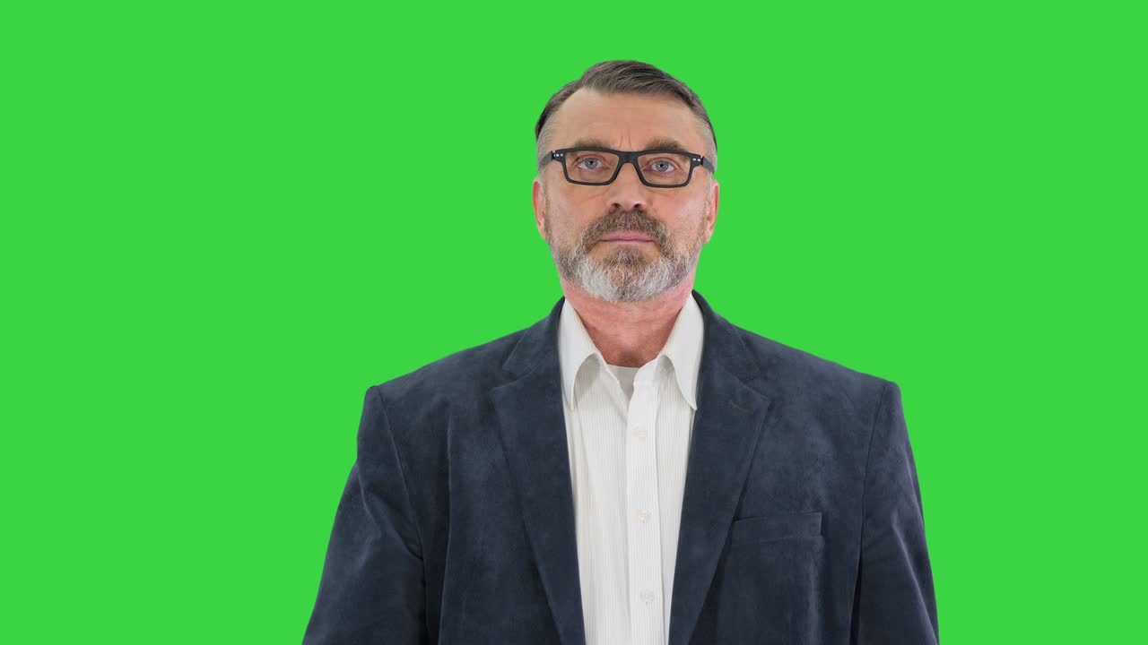 un hombre de negocios mayor caminando con un maletín en una pantalla verde, llave de croma