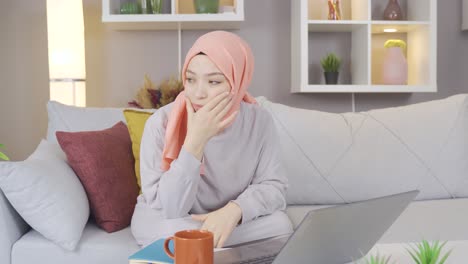 Muslimische-Frau,-Die-Auf-Den-Laptop-Schaut,-Ist-Gestresst-Und-Gelangweilt.