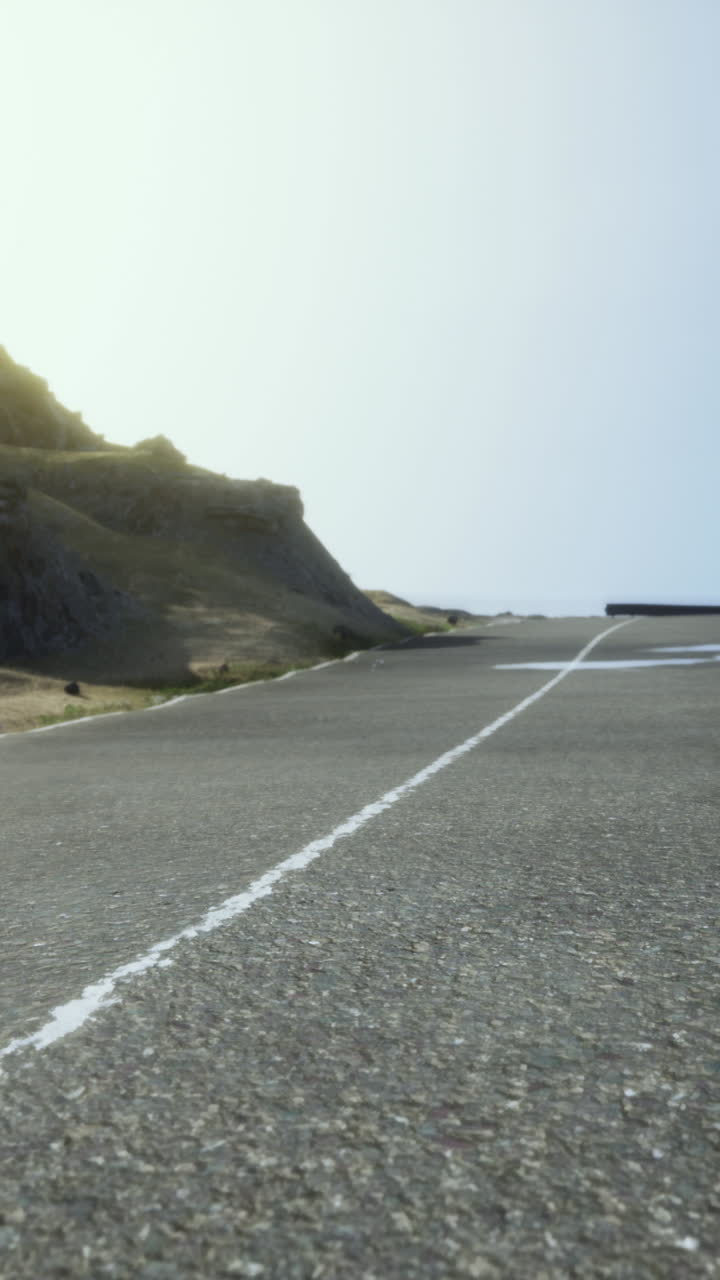 산을 볼 수 있는  빈 시골 도로