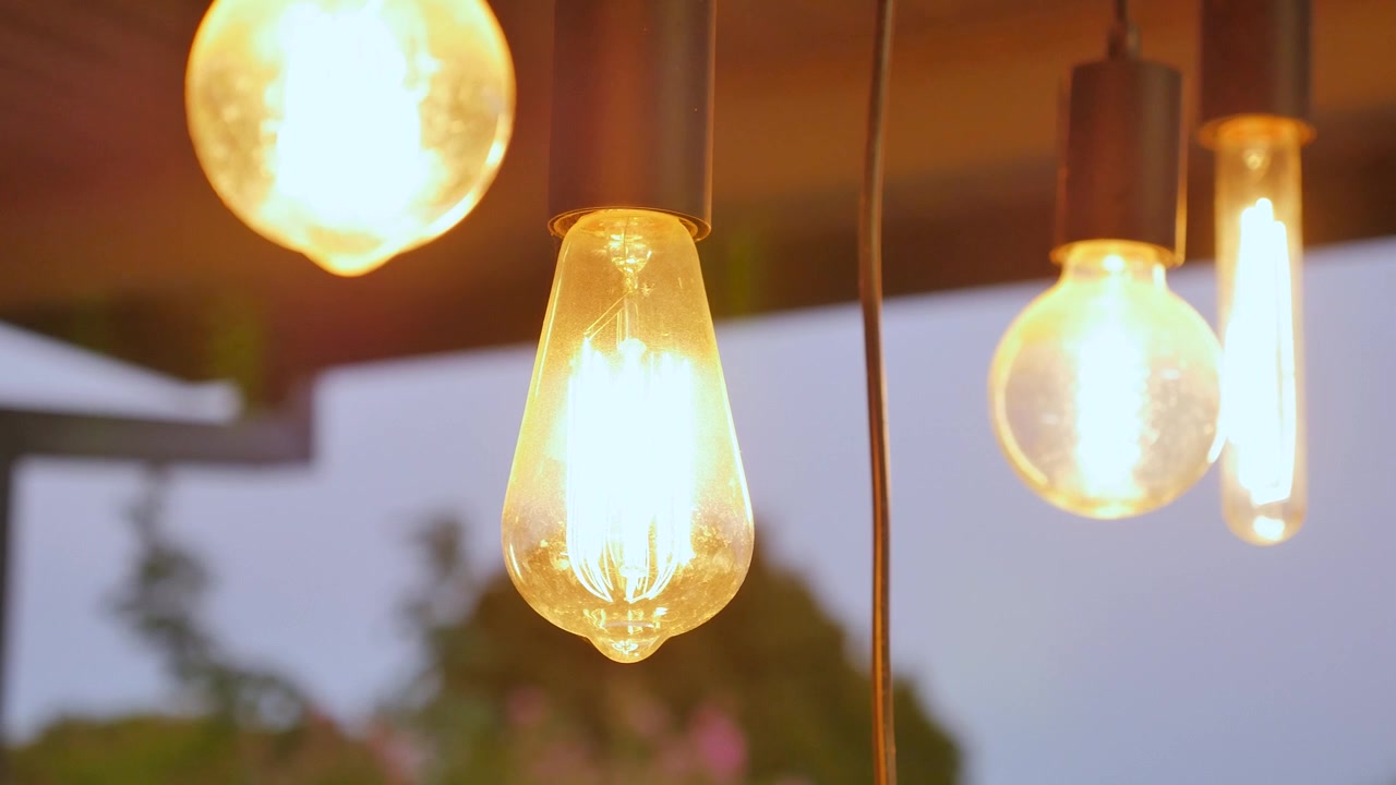 Lampadine dorate appese all'esterno