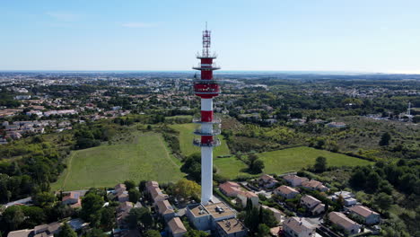 torre de radio yuxtapuesta con escenas naturales y urbanas.