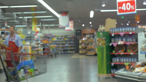 defocus of people shopping in supermarket