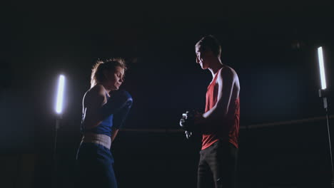 Hermosa-Mujer-De-Kickboxing-Entrenando-Guantes-De-Enfoque-De-Perforación-En-El-Gimnasio-Fuerza-Feroz-Cuerpo-En-Forma-Serie-Kickboxer