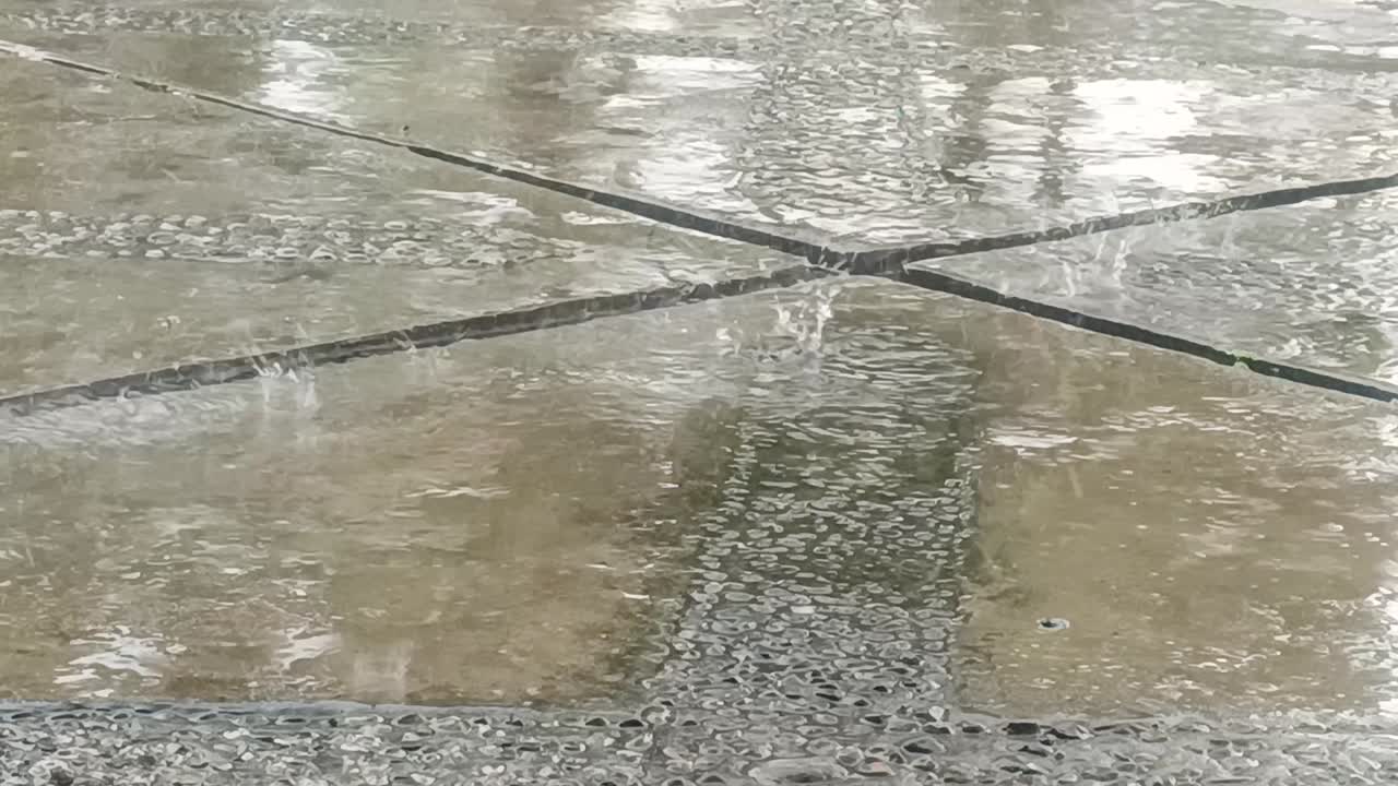 집 바닥이 비를 내리고 있습니다.