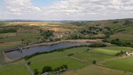 Imágenes-Aéreas-De-Drones-De-Un-Pueblo-Tranquilo-De-Yorkshire-Con-Una-Chimenea-De-Molino