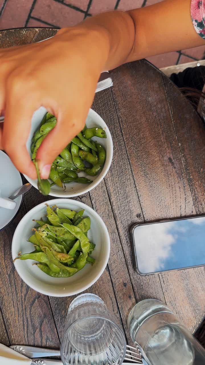 edamame almuerzo en un café al aire libre