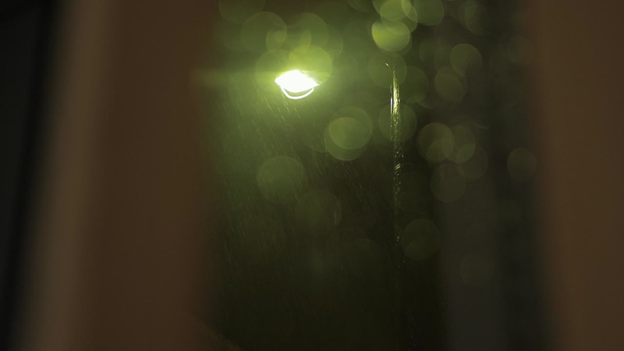 난민 캠프의 대피소를 바라보는 천둥, 비, 번개