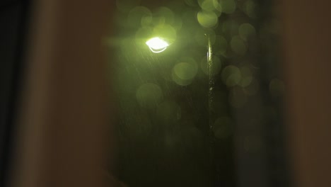 tormenta, lluvia y relámpagos mirando desde un refugio en un campo de refugiados