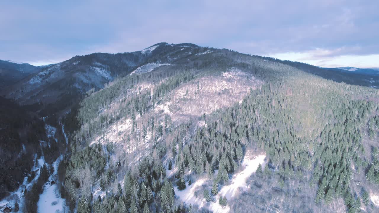 vista aérea de las altas montañas tatras cubiertas de nieve en el parque nacional de eslovaquia desde gran altura - vista panorámica