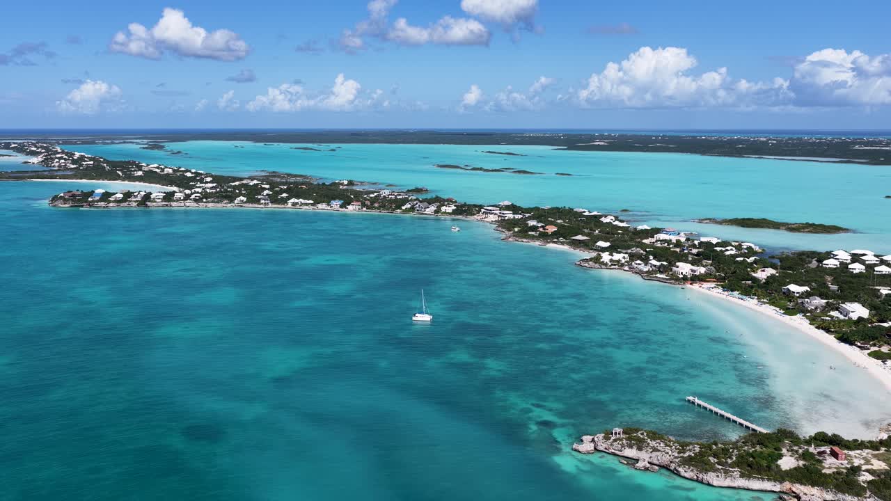 Sapodilla Bay Beach a Providenciales nelle isole Turks e Caicos, Inghilterra. Paesaggio della spiaggia. Tonalità di acquerello blu. Destinazione di viaggio. Sapodilla Bay Beach a Providenciales. Paesaggio marino naturale