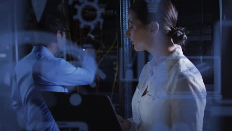 animación de datos sobre diversos ingenieros de ti masculinos y femeninos comprobando el servidor de computadora