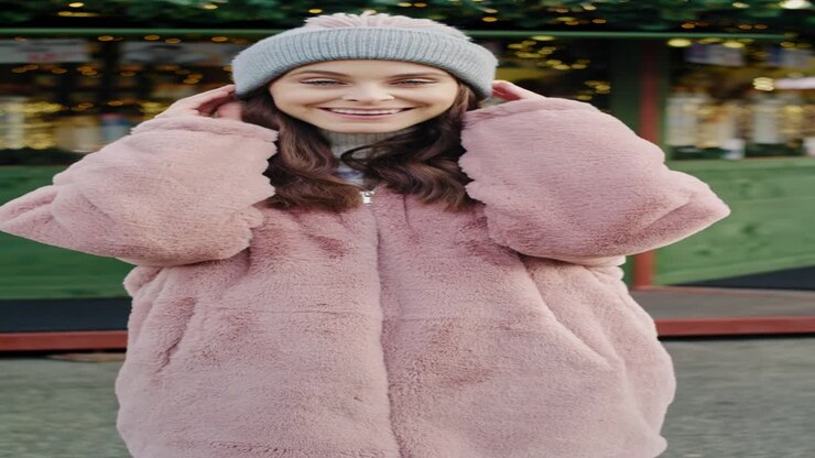 Video ritratto verticale di bella donna con pelliccia rosa