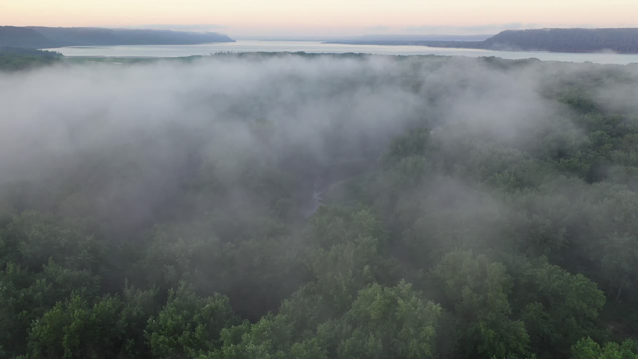 안개가 가득한 강 계곡 풍경