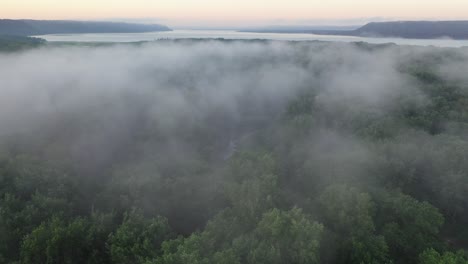 paisaje del valle del río brumoso