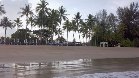 Slowmotion-Pov-Des-Weißen-Sandstrandes-Mit-Wellen-Im-Meer-Und-Kokospalmen-Am-Strand-In-Zeitlupe