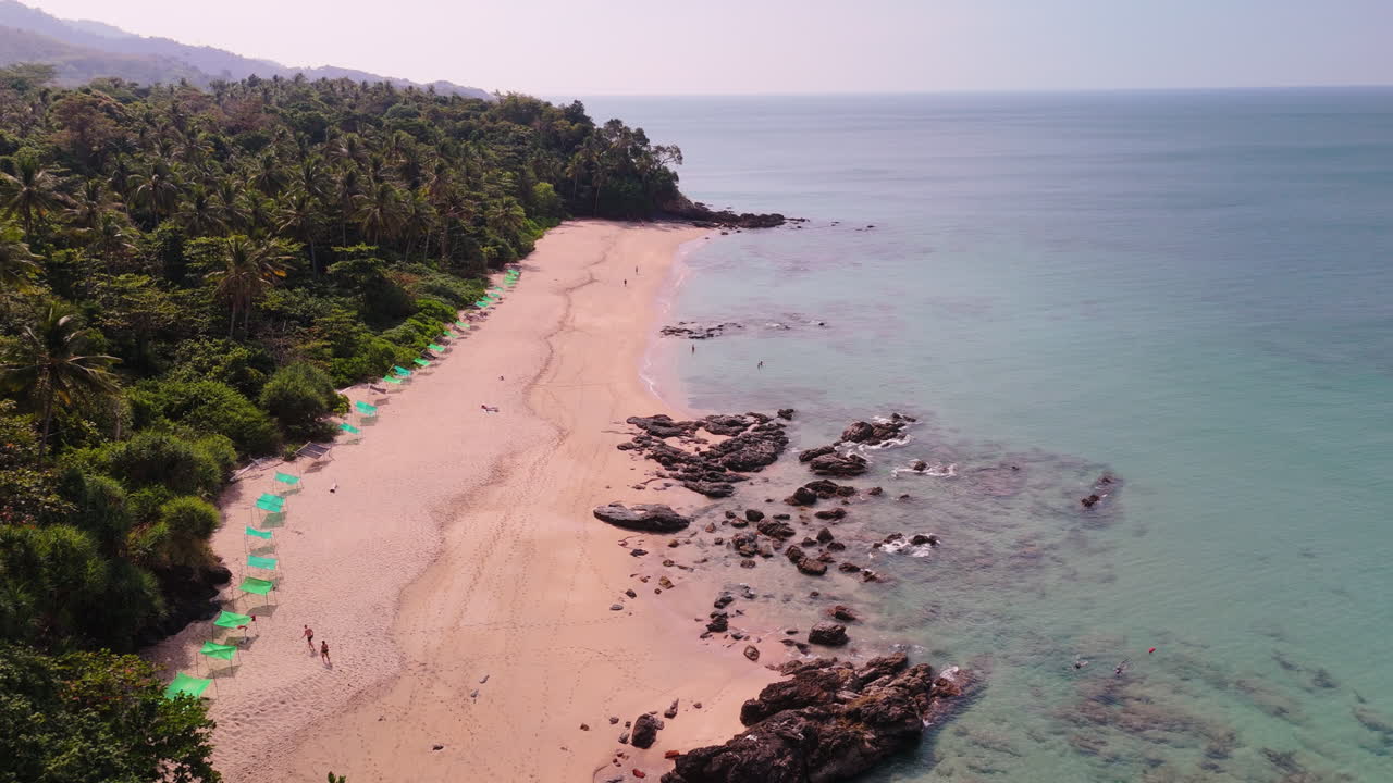 La vista aerea del paradiso della spiaggia tropicale