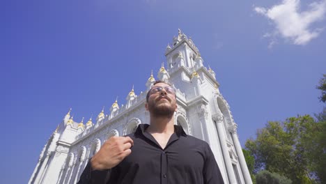 signo de peregrinación frente a la iglesia cristiana.