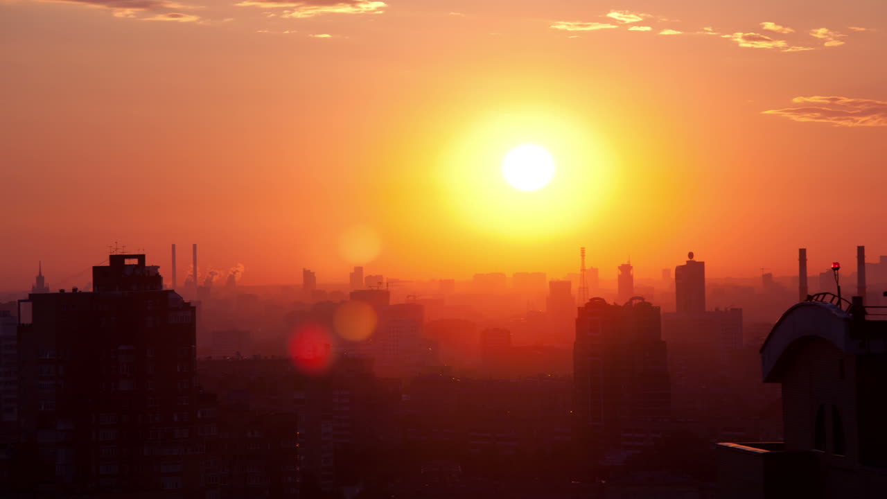 Nascer do sol sobre a cidade em time-lapse