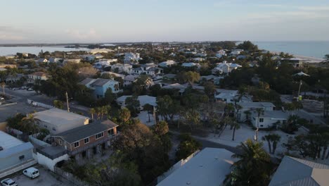 Flug-Durch-Das-Zentrum-Der-Strandstadt-Anna-Maria,-Reiseziel-In-Florida