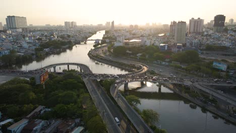 El-Camino-Junto-Al-Río-En-La-Tarde-Del-Atardecer-En-La-Ciudad-De-Ho-Chi-Minh