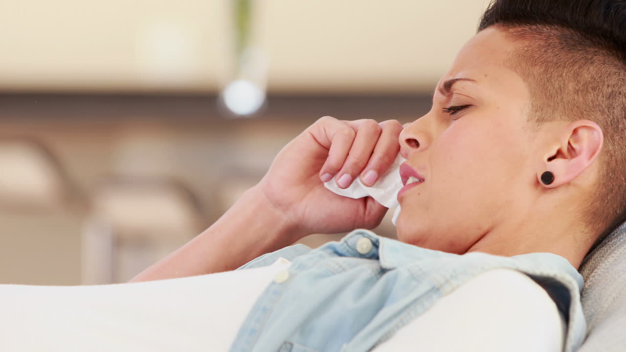 беременная женщина больно лежит на диване