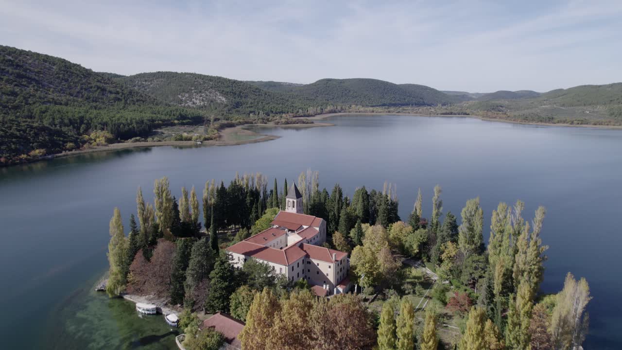 Ripresa aerea di un'abbazia serena annidata sull'isola di Visovac