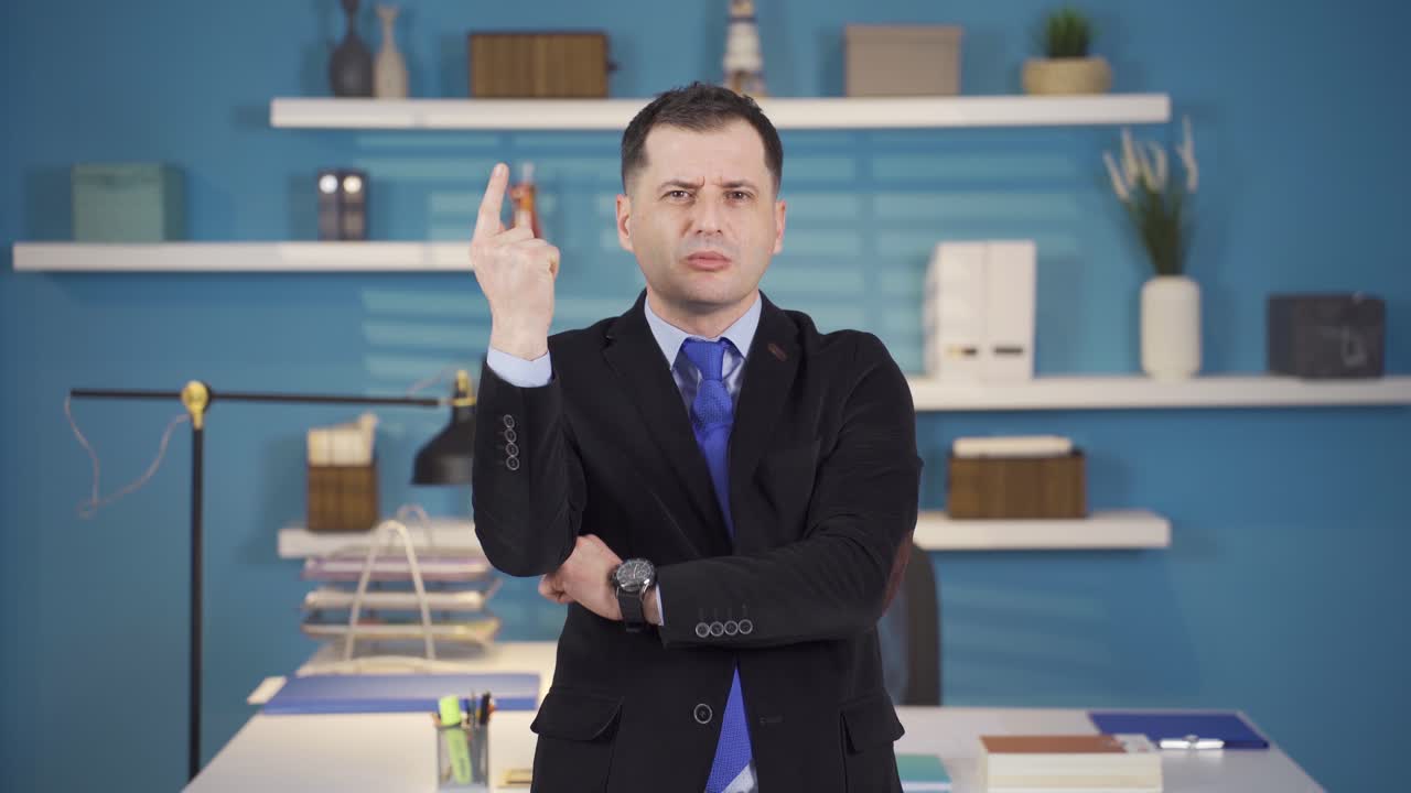 사업가는 주위를 둘러보면서 아이디어를 찾습니다.